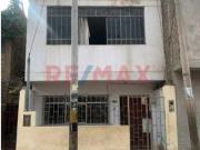 Casa De 3 Pisos Frente De La Entrada Principal Del...