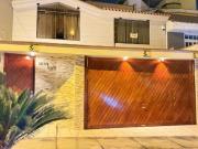 Casa de 3 pisos moderna y bien distribuida en La Molina...