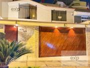 Casa de 3 pisos moderna y bien distribuida en La Molina...