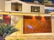 Casa de 3 pisos moderna y bien distribuida en La Molina...