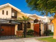 ¡CASA DE 3 PISOS + TERRAZA EN PROLONGACIÓN BENAVIDES –...