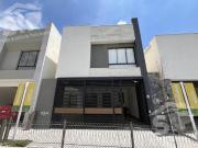 Casa de 3 plantas en Venta Dominio Cumbres