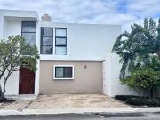 Casa de 3 recámaras amueblada, con recámara en PB,...