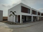 Casa de 3 recámaras con baño cada una en privada