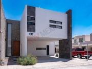 Casa de 3 Recámaras en Esquina con Doble Altura, Sector...