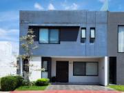 Casa de 3 recámaras en venta mas estudio y roof garden,...