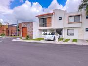 Casa de 3 recámaras y 2.5 baños en condominio con...