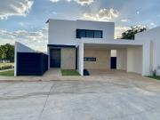 Casa de 3 recámaras y alberca, dentro de privada con...
