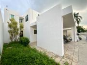 Casa de 3 recámaras y Family Room, dentro de Privada en...