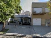 Casa de 4 ambientes, con jardin y cochera al frente,...