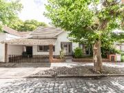 Casa de 4 ambientes en Venta en Adrogué con jardín