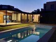 CASA DE 4 AMBIENTES MODERNA CON PILETA Y GARAGE DOBLE