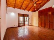 Casa de 4 dormitorios, cochera, patio y terraza Barrio...