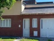 Casa de 4 dormitorios con patio verde y cochera en...