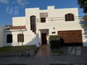 Casa de 4 dormitorios con patio y garage en Poeta Lugones