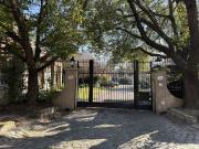 Casa de 4 dormitorios en pequeño barrio cerrado de 6...