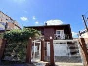 Casa de 4 dormitórios, uma suíte, pátio com piscina nos...