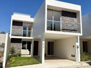 Casa de 4 habitaciones en venta, a unos pasos de Cto....