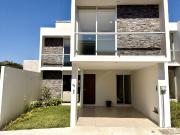 Casa de 4 habitaciones en venta, a unos pasos de Cto....