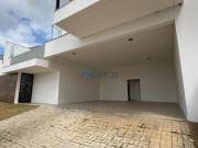 Casa de 4 quartos de alto padrão e com piscina com borda...