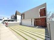 Casa de 4 rec una en PB, en venta en Lomas de...