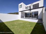 Casa de 4 recamaras con 1 en planta baja o estudio....