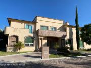 Casa de 4 recamaras con baño completo cada una en venta...