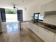 Casa de 4 recámaras en venta dentro de privada con...