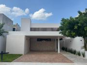 Casa de 4 recámaras en venta dentro de privada Nortemérida