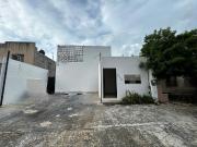 Casa de 4 recámaras sobre avenida en Las Américas