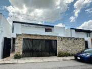 Casa de 4 recámaras, una en PB, más cuarto de servicio,...