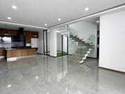 CASA DE 4 RECAMARAS,UNA EN PLANTA BAJA C/U CON BAÑO...