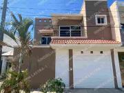 Casa de 4 recamaras, una en planta baja en Fracc. Laguna...