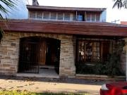 Casa de 5 Amb. con Quincho, Parque y Depto Independiente...