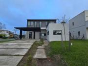 CASA DE 5 AMBIENTES A ESTRENAR CON JARDIN Y PILETA EN...