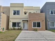 Casa de 5 ambientes a la venta en Buenos Aires Village,...