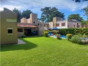 CASA DE 5 AMBIENTES CON COCHERA DOBLE Y PISCINA