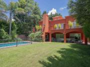 Casa de 5 ambientes con dependencia de servicio en...