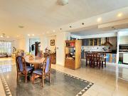 Casa de 5 ambientes con dependencia, playroom, jardin y...