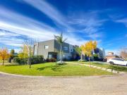 Casa de 5 ambientes con dependencia y cochera en venta...