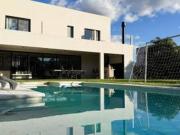 CASA DE 5 AMBIENTES, CON MUCHO DISEÑO, CAMPO GRANDE, PILAR