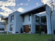 CASA DE 5 AMBIENTES, CON MUCHO DISEÑO, CAMPO GRANDE, PILAR