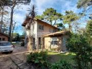 CASA DE 5 AMBIENTES CON PISCINA EN ZONA CENTRO – VILLA...