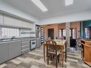 Casa de 5 ambientes con quincho y garage amplio Parque...