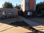 Casa de 5 ambientes en venta en barrio Costa Esmeralda...