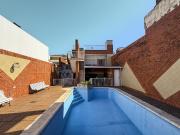 Casa de 5 dormitorios con 4 cocheras y pileta en Parque...