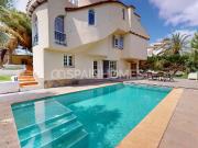 Casa de 5 Dormitorios con Jardín y Jacuzzi en Orihuela Costa