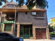 CASA DE 6 AMB. CON GARAGE, PATIO CON JARDÍN Y PARRILLA!