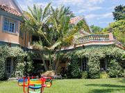 Casa de 6 ambientes con cocheras y dependencia de...