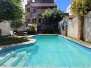 CASA DE 7 AMBIENTES. GARAGE. JARDIN CON PISCINA, QUINCHO...